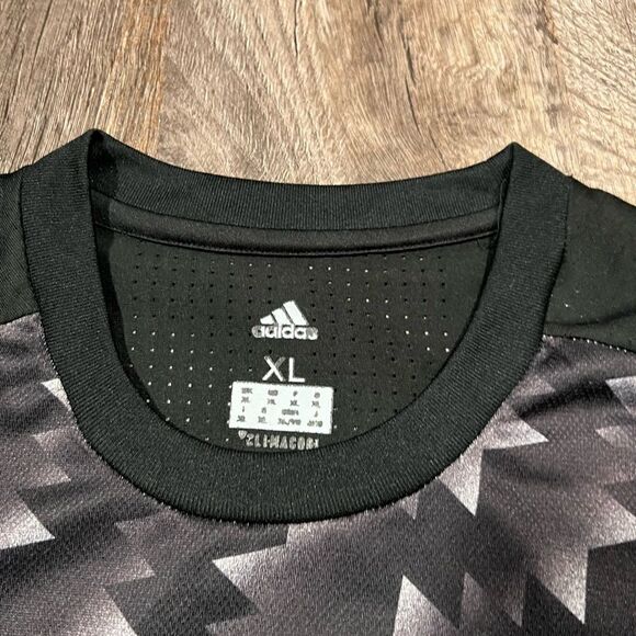 Manchester United 2017 Adidas Jersey - Picture 7 of 8